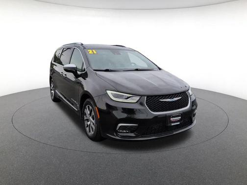 Brilliant Black Crystal Pearlcoat 2021 Chrysler Pacifica L
