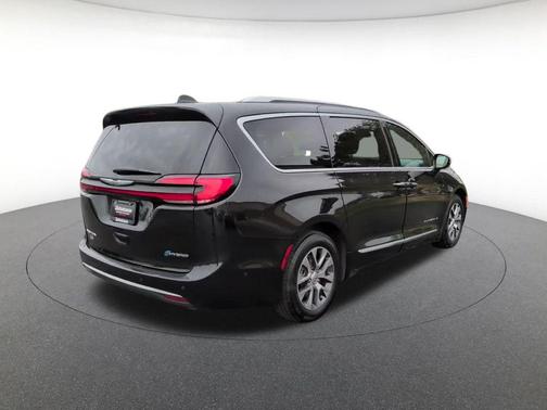 Brilliant Black Crystal Pearlcoat 2021 Chrysler Pacifica L