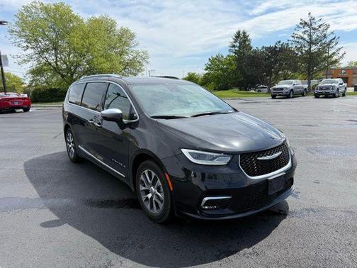 Brilliant Black Crystal Pearlcoat 2021 Chrysler Pacifica L