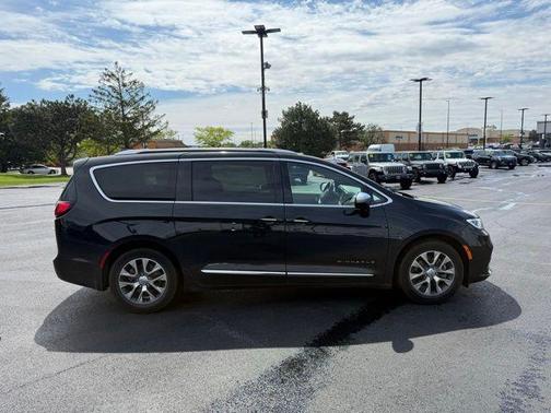 Brilliant Black Crystal Pearlcoat 2021 Chrysler Pacifica L