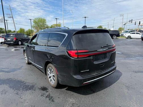 Brilliant Black Crystal Pearlcoat 2021 Chrysler Pacifica L