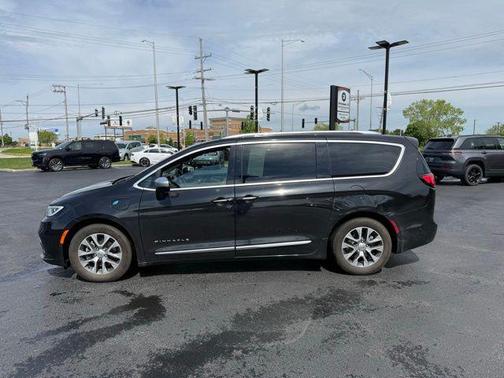 Brilliant Black Crystal Pearlcoat 2021 Chrysler Pacifica L