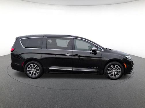 Brilliant Black Crystal Pearlcoat 2021 Chrysler Pacifica L