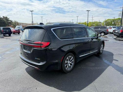 Brilliant Black Crystal Pearlcoat 2021 Chrysler Pacifica L