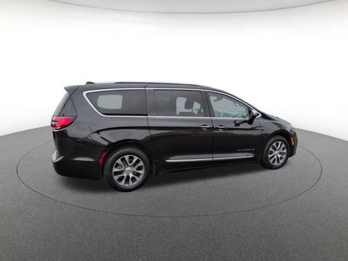 Brilliant Black Crystal Pearlcoat 2021 Chrysler Pacifica L