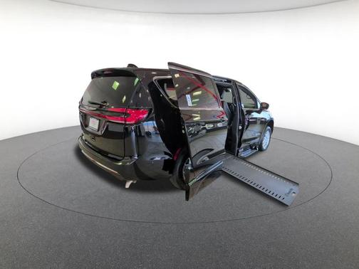 Diamond Black Crystal Pearlcoat 2025 Chrysler Pacifica L