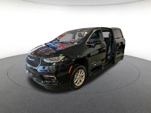 Diamond Black Crystal Pearlcoat 2025 Chrysler Pacifica L