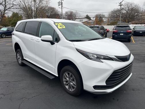 2025 Toyota Sienna LE