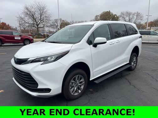 2025 Toyota Sienna LE