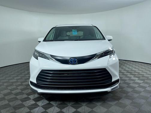 2025 Toyota Sienna LE