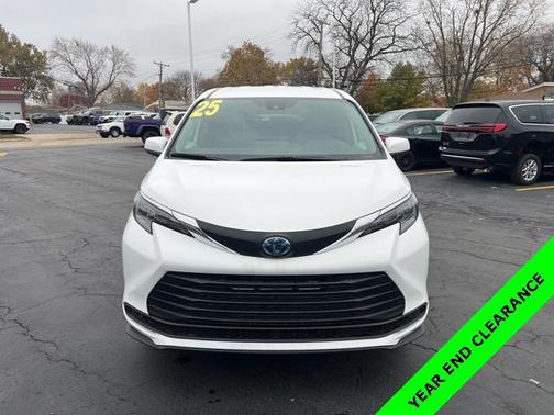 2025 Toyota Sienna LE