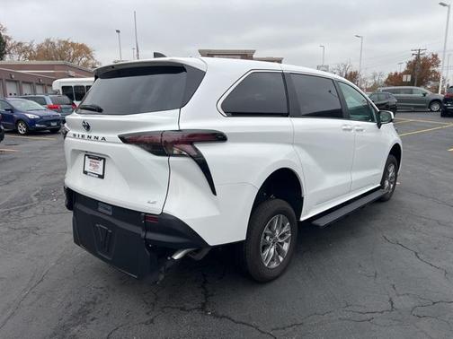 2025 Toyota Sienna LE