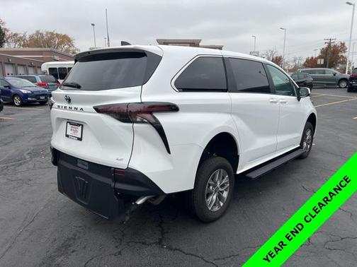 2025 Toyota Sienna LE