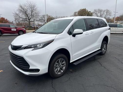 2025 Toyota Sienna LE
