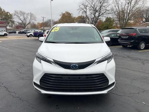 2025 Toyota Sienna LE