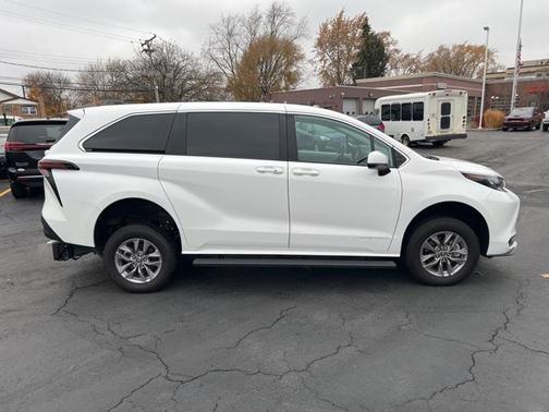 2025 Toyota Sienna LE