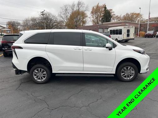 2025 Toyota Sienna LE