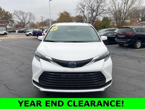 2025 Toyota Sienna LE