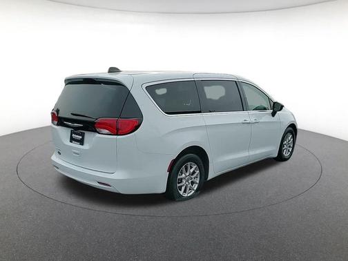 2024 Chrysler Voyager LX