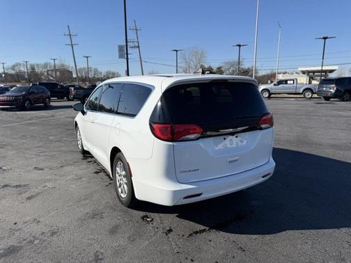 2024 Chrysler Voyager LX