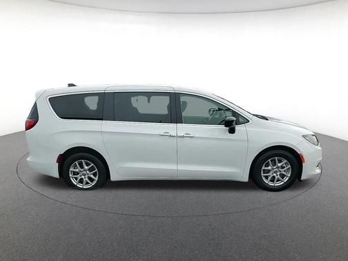 2024 Chrysler Voyager LX