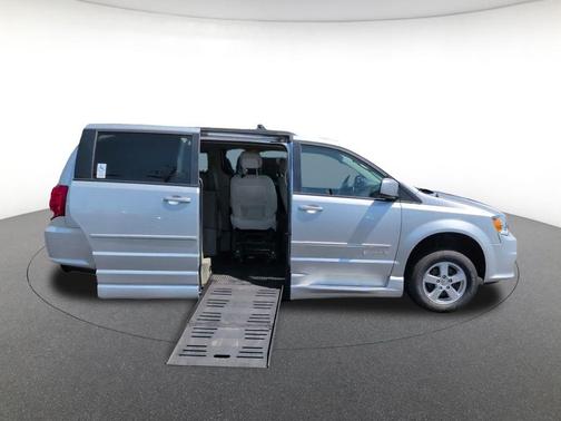 Bright Silver Metallic Clearcoat 2012 Dodge Grand Caravan SXT
