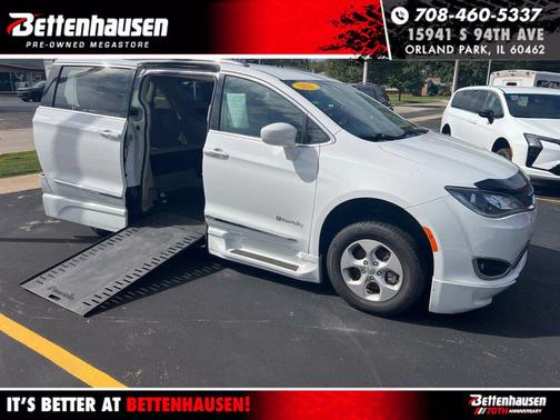 Bright White Clearcoat 2017 Chrysler Pacifica Touring-L