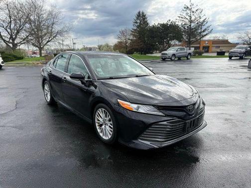 Midnight Black Metallic 2018 Toyota Camry XLE