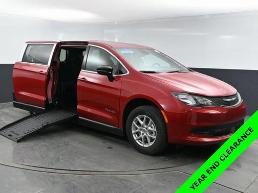 2025 Chrysler Voyager LX