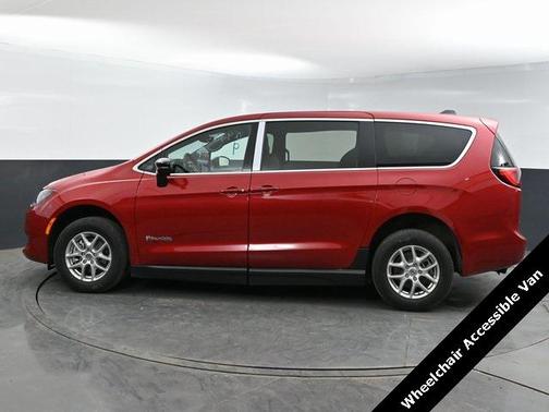 2025 Chrysler Voyager LX