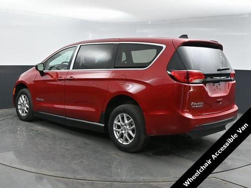 2025 Chrysler Voyager LX