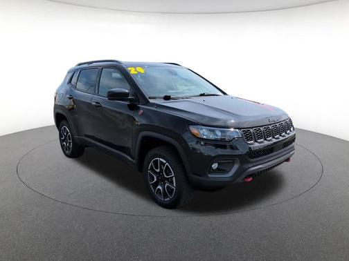 Diamond Black Crystal Pearlcoat 2024 Jeep Compass Trailhawk