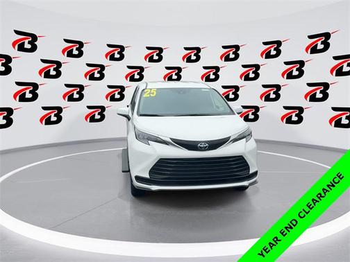 2025 Toyota Sienna LE