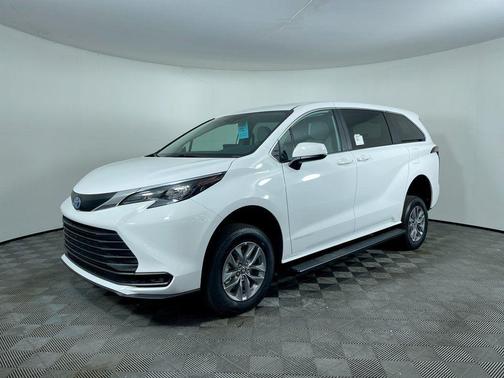 2025 Toyota Sienna LE