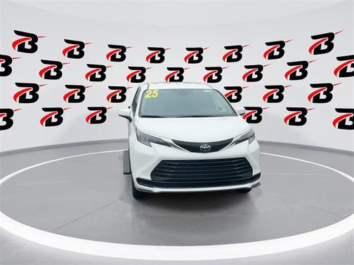 2025 Toyota Sienna LE