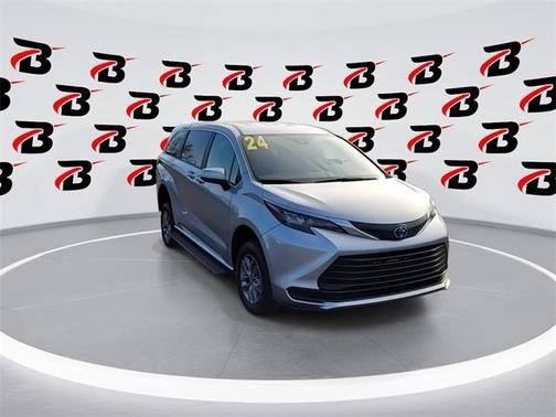 2024 Toyota Sienna LE