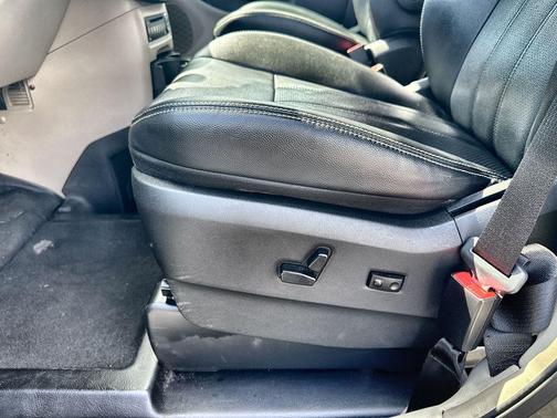 2012 Chrysler Town & Country Touring-L