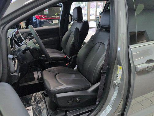 2025 Chrysler Pacifica L