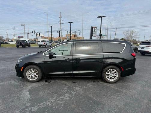 Brilliant Black Crystal Pearlcoat 2023 Chrysler Pacifica Touring L