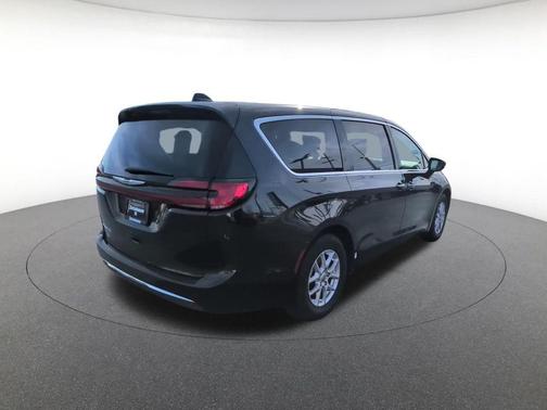 Brilliant Black Crystal Pearlcoat 2023 Chrysler Pacifica Touring L