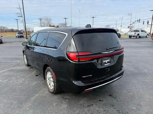 Brilliant Black Crystal Pearlcoat 2023 Chrysler Pacifica Touring L