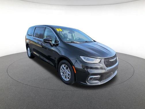 Brilliant Black Crystal Pearlcoat 2023 Chrysler Pacifica Touring L