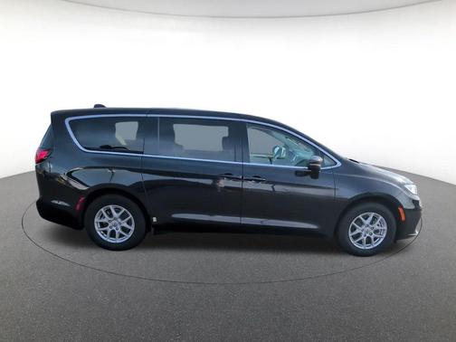 Brilliant Black Crystal Pearlcoat 2023 Chrysler Pacifica Touring L