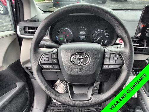 2024 Toyota Sienna LE