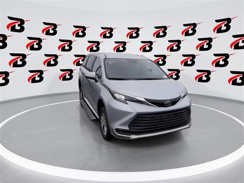 2024 Toyota Sienna LE