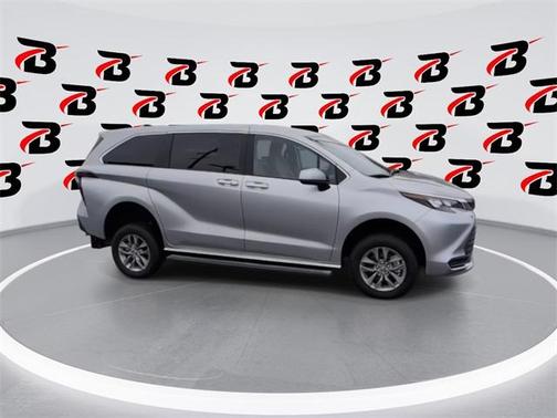 2024 Toyota Sienna LE