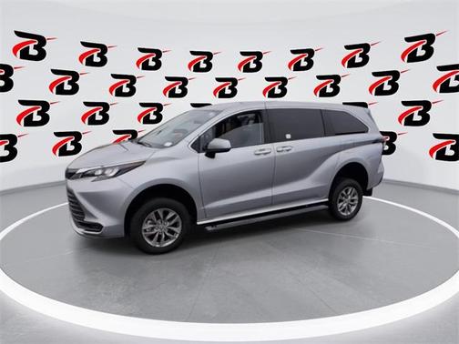 2024 Toyota Sienna LE