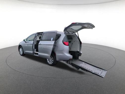 Billet Silver Metallic Clearcoat 2018 Chrysler Pacifica Touring Plus