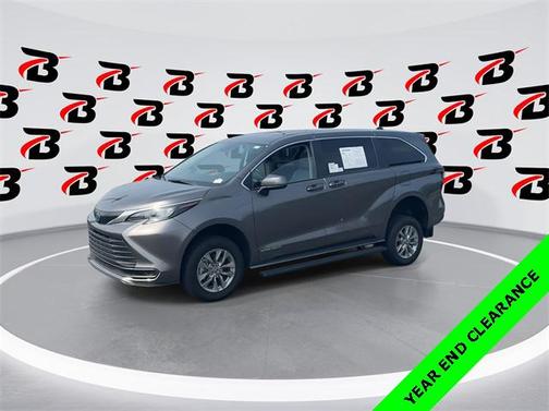 2024 Toyota Sienna LE