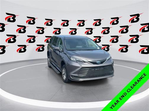 2024 Toyota Sienna LE